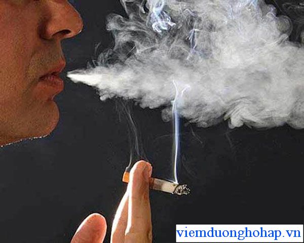 Khói thuốc lá gây kích thích cổ họng