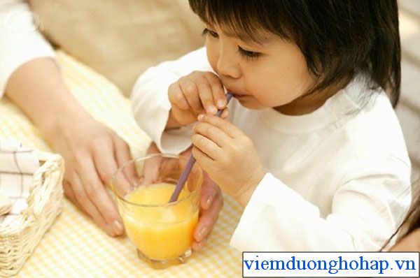 Cho trẻ uống nhiều nước ép hoa quả cung cấp vitamin C