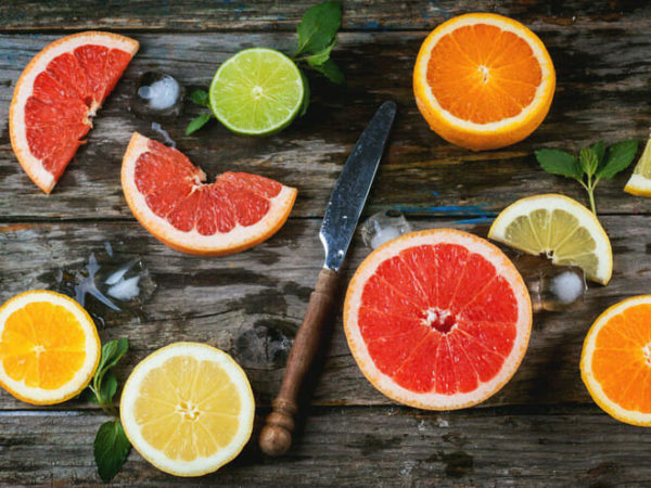 Điều trị viêm họng hiệu quả với trái cam và chanh tươi