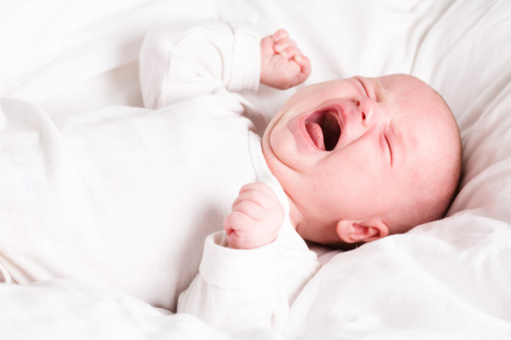 Trẻ quấy khóc nhiều khi bị viêm họng cấp