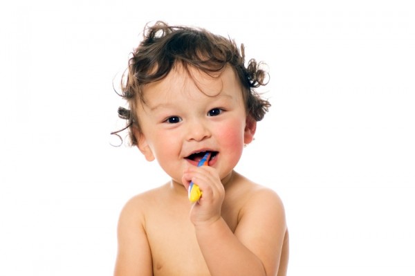 Tập cho trẻ thói quen đánh răng 2 lần mỗi ngày