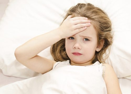 Trẻ rất dễ sốt cao khi đang viêm họng