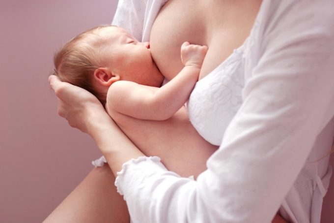 Hãy cho trẻ sơ sinh bú mẹ nhiều hơn khi đang bị ho