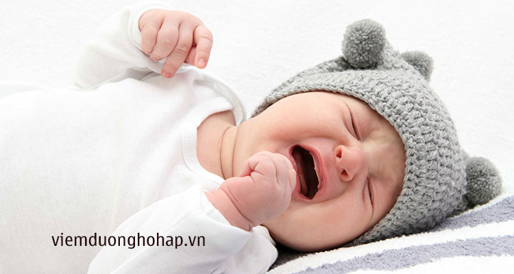 Viêm thanh quản ở trẻ sơ sinh do nguyên nhân trẻ khóc quá nhiều