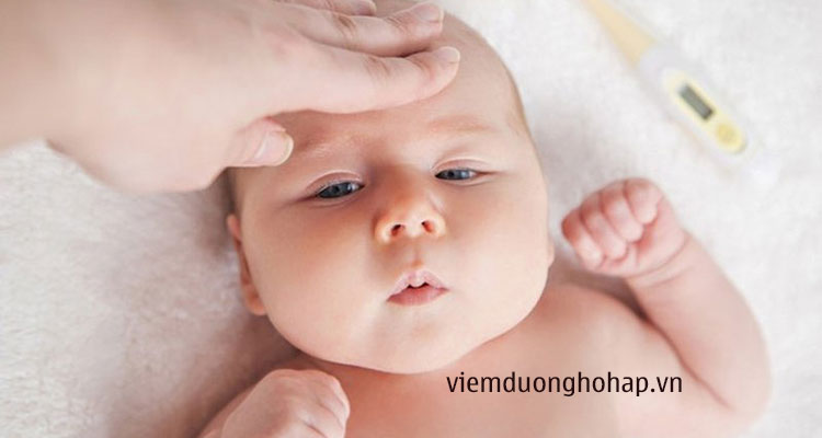 Hạ sốt ngay cho trẻ sơ sinh khi bị viêm thanh quản