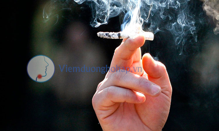 Lạm dụng thuốc lá - Nguyên nhân gây ra viêm họng cấp j02