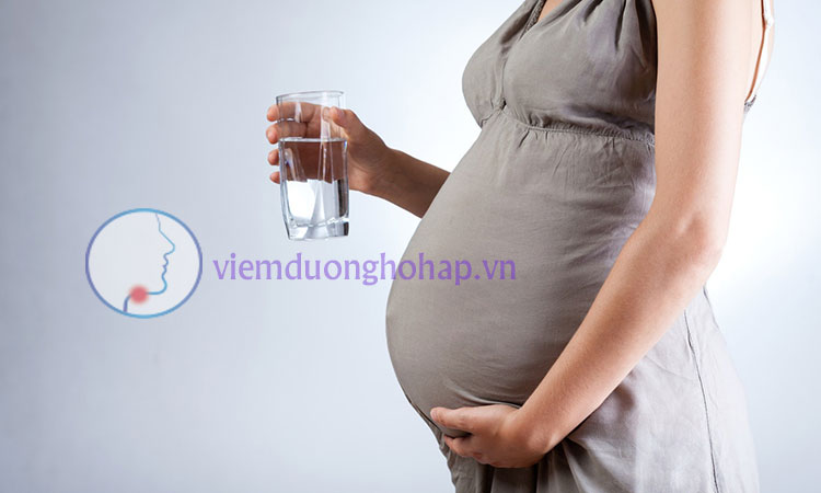 Uống nhiều nước rất tốt cho phụ nữ mang thai đặc biệt là khi đang bị viêm họng