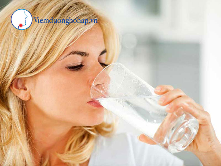 Nước muối giúp giảm viêm đau họng, rát họng 1
