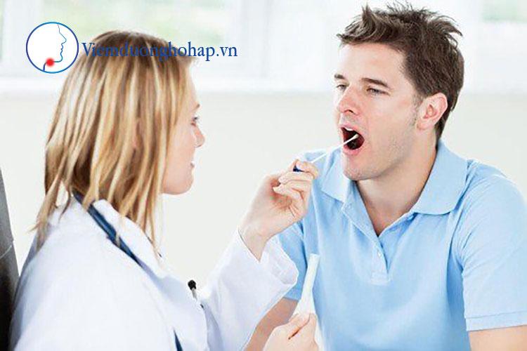Khi nào bệnh nhân đau rát họng cần đi thăm khám? 1