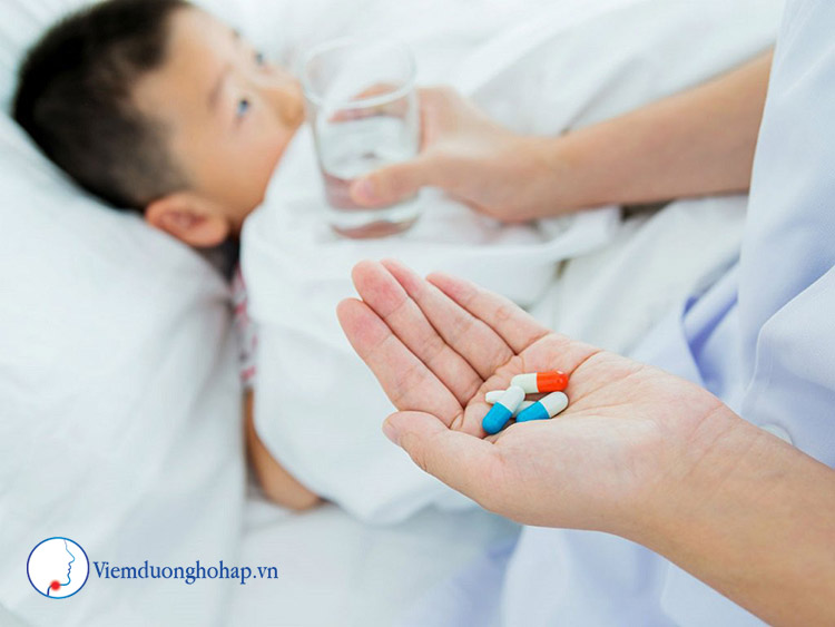 Khi nào trẻ bị viêm phế quản cần uống thuốc kháng sinh? 1