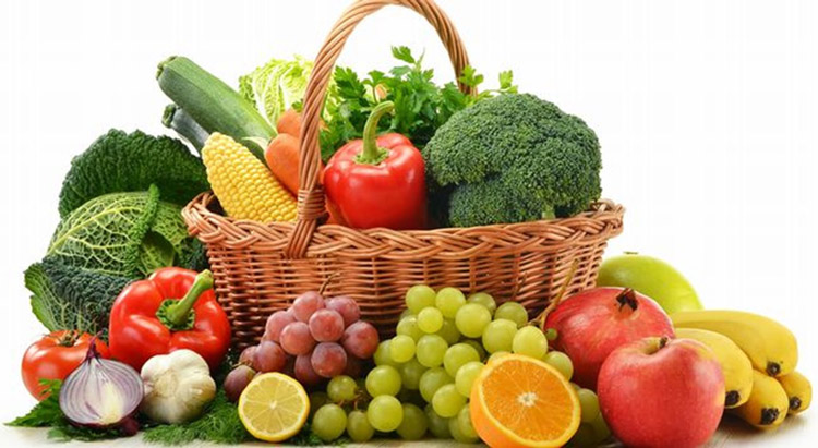 Rau xanh và trái cây tươi chứa nhiều vitamin C 1