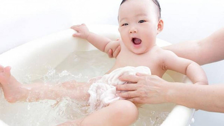 Cách tắm đúng cách cho trẻ bị viêm phế quản 1